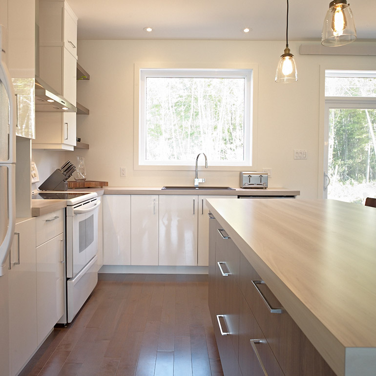 Cuisines Beauregard |Contemporary kitchen in glossy white thermoplastic and an island in matte melamine